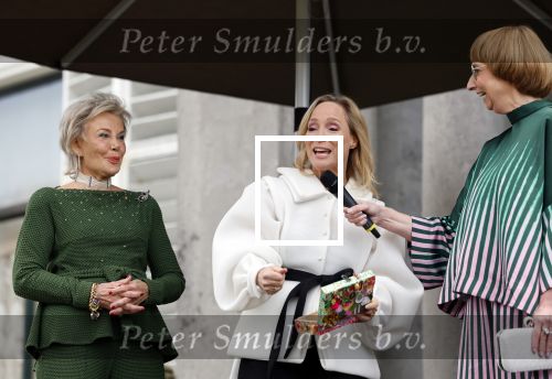 Soestdijk 20 november 2024
Prinses Margarita opent de tentoonstelling schitteren op Soestdijk . Patrick v Katwijk heeft de fotos gemaakt . Prinses Margarita  Maya Meijer-Bergmans en curator Nicole Uniquole