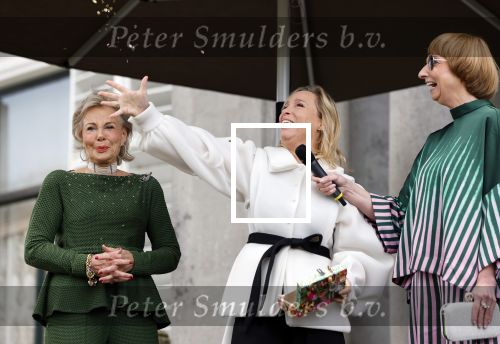 Soestdijk 20 november 2024
Prinses Margarita opent de tentoonstelling schitteren op Soestdijk . Patrick v Katwijk heeft de fotos gemaakt . Prinses Margarita  Maya Meijer-Bergmans en curator Nicole Uniquole