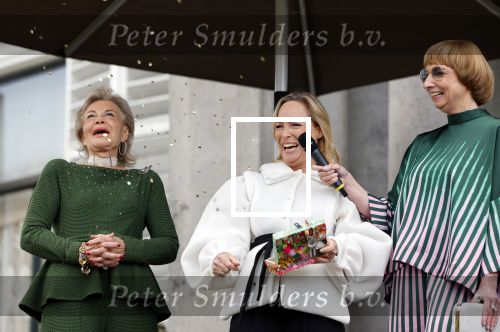 Soestdijk 20 november 2024
Prinses Margarita opent de tentoonstelling schitteren op Soestdijk . Patrick v Katwijk heeft de fotos gemaakt . Prinses Margarita  Maya Meijer-Bergmans en curator Nicole Uniquole