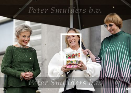 Soestdijk 20 november 2024
Prinses Margarita opent de tentoonstelling schitteren op Soestdijk . Patrick v Katwijk heeft de fotos gemaakt . Prinses Margarita  Maya Meijer-Bergmans en curator Nicole Uniquole