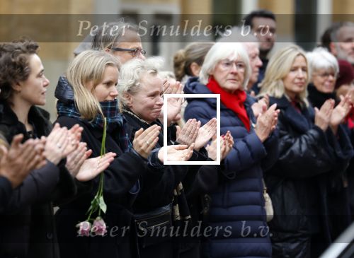 Amsterdam 8 november 2024
Herdenkingsdienst en begrafenis van Hans Kemna in stadsschouwburg en op Zorgvlied. Renee Soutendijk met dochter