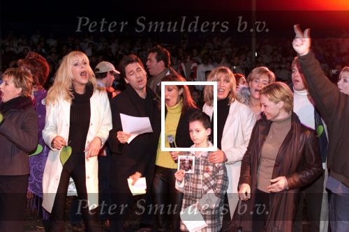 Tilburg, 21 maart 2001
Nationale Boomplantdag

Sandra Reemer met het jongetje Jan Ren Schuman Marga Bult, Sjoukje smit en Marisca v Kolck

PETER SMULDERS BV