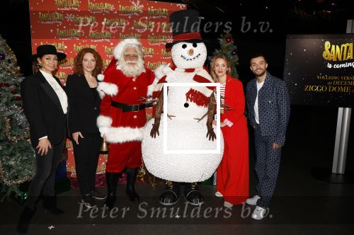 Amsterdam 5 november 2024
Presentatie cast Santa Claus is comeing to town in het ziggo dome . Aanwezige cast Willemijn Verkaik Dominique v Hulst (Zangeres Do) Noortje Herlaar Buddy Vedder en Frank Lammers als kerstman .