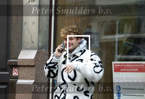 Amsterdam 6 november 2024
Soy Kroon bellend op straat in het centrum van Amsterdam.
