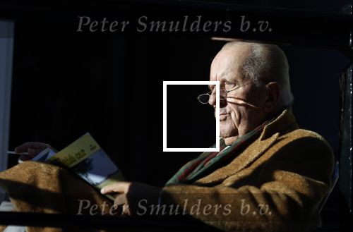 Amsterdam 3 november 2024
Theo Hiddema in het zonnetje voor zijn huis genietend van het najaarszonnetje.