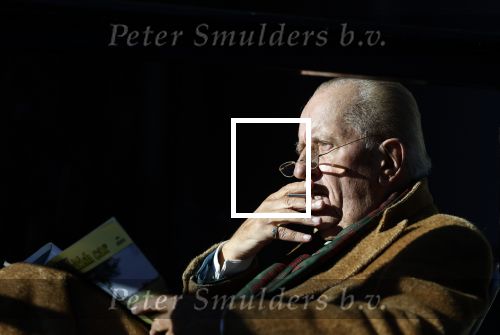 Amsterdam 3 november 2024
Theo Hiddema in het zonnetje voor zijn huis genietend van het najaarszonnetje.