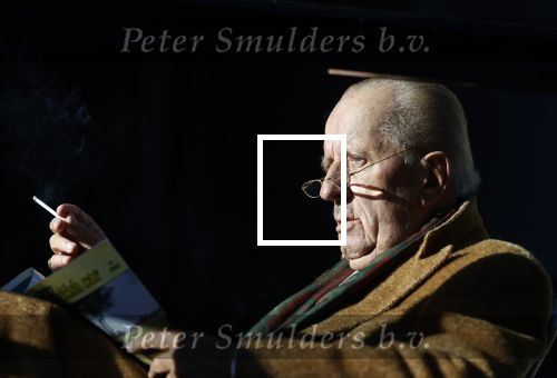 Amsterdam 3 november 2024
Theo Hiddema in het zonnetje voor zijn huis genietend van het najaarszonnetje.
