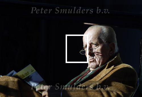 Amsterdam 3 november 2024
Theo Hiddema in het zonnetje voor zijn huis genietend van het najaarszonnetje.