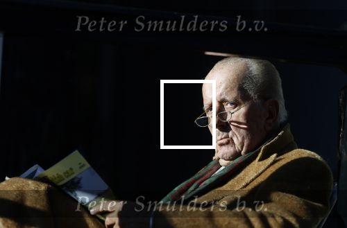 Amsterdam 3 november 2024
Theo Hiddema in het zonnetje voor zijn huis genietend van het najaarszonnetje.