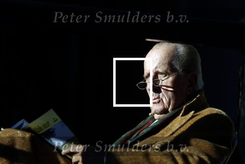 Amsterdam 3 november 2024
Theo Hiddema in het zonnetje voor zijn huis genietend van het najaarszonnetje.