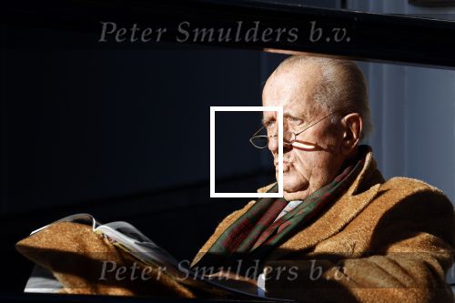 Amsterdam 3 november 2024
Theo Hiddema in het zonnetje voor zijn huis genietend van het najaarszonnetje.