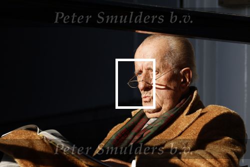 Amsterdam 3 november 2024
Theo Hiddema in het zonnetje voor zijn huis genietend van het najaarszonnetje.