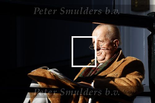 Amsterdam 3 november 2024
Theo Hiddema in het zonnetje voor zijn huis genietend van het najaarszonnetje.