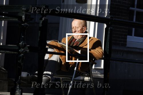 Amsterdam 3 november 2024
Theo Hiddema in het zonnetje voor zijn huis genietend van het najaarszonnetje.