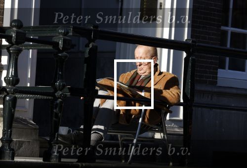 Amsterdam 3 november 2024
Theo Hiddema in het zonnetje voor zijn huis genietend van het najaarszonnetje.