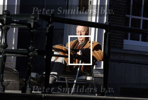 Amsterdam 3 november 2024
Theo Hiddema in het zonnetje voor zijn huis genietend van het najaarszonnetje.