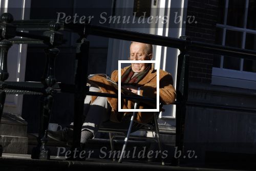 Amsterdam 3 november 2024
Theo Hiddema in het zonnetje voor zijn huis genietend van het najaarszonnetje.