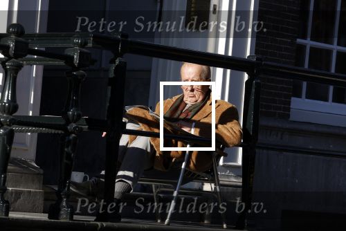 Amsterdam 3 november 2024
Theo Hiddema in het zonnetje voor zijn huis genietend van het najaarszonnetje.