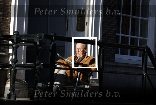 Amsterdam 3 november 2024
Theo Hiddema in het zonnetje voor zijn huis genietend van het najaarszonnetje.