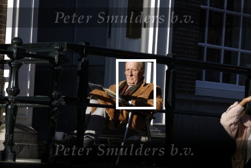 Amsterdam 3 november 2024
Theo Hiddema in het zonnetje voor zijn huis genietend van het najaarszonnetje.