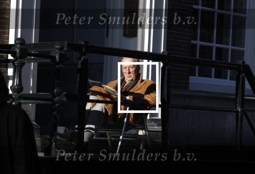 Amsterdam 3 november 2024
Theo Hiddema in het zonnetje voor zijn huis genietend van het najaarszonnetje.