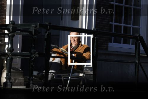 Amsterdam 3 november 2024
Theo Hiddema in het zonnetje voor zijn huis genietend van het najaarszonnetje.
