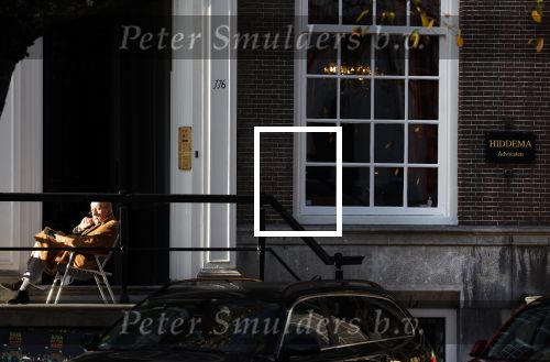 Amsterdam 3 november 2024
Theo Hiddema in het zonnetje voor zijn huis genietend van het najaarszonnetje.