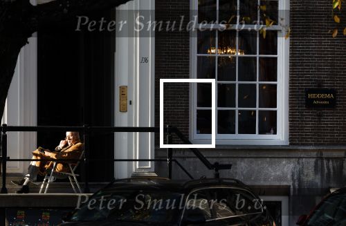 Amsterdam 3 november 2024
Theo Hiddema in het zonnetje voor zijn huis genietend van het najaarszonnetje.
