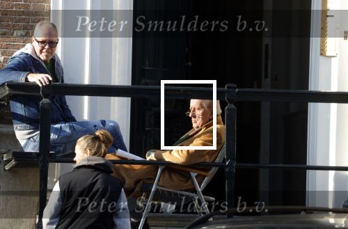 Amsterdam 3 november 2024
Theo Hiddema in het zonnetje voor zijn huis genietend van het najaarszonnetje.