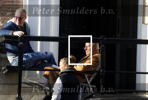 Amsterdam 3 november 2024
Theo Hiddema in het zonnetje voor zijn huis genietend van het najaarszonnetje.