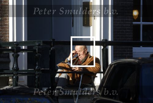 Amsterdam 3 november 2024
Theo Hiddema in het zonnetje voor zijn huis genietend van het najaarszonnetje.
