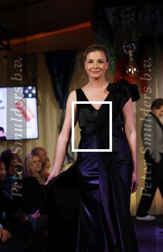 Amsterdam 2 december 2024
Addy v d Krommenacker heeft kleding ontworpen voor terre des Hommes .
oa Carolien ter Linden Jet de Nijs Justine Marcella Dwight v d Vijver Duco Bauwens Marianne Timmer en Laurien Verstraten liepen mee met de show. Welmoed Sijtsma