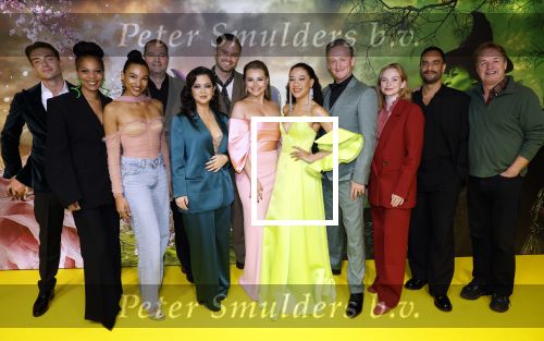 Amsterdam 3 december 2024
Premiere Wicked in Tuschinski. stemmencast met oa Jim Bakkum Vajen v d Bosch Gaia Aikman Cystine Carreon Kees Boot Freek Bartels Danique Graanoogst Pip Pellens Joey Schalker Carolina Dijkhuizewn en Tony Neef. Robbert Rodenburg presenteert de avond