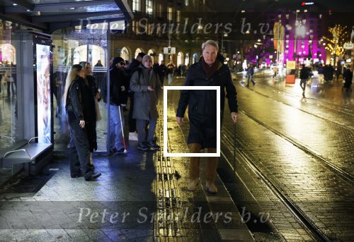 Amsterdam 18 november 2025
Adriaan v Dis met wandelstok in het centrum van Amsterdam wachtend op de tram.