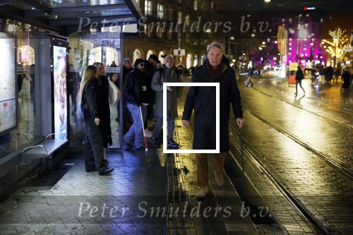Amsterdam 18 november 2025
Adriaan v Dis met wandelstok in het centrum van Amsterdam wachtend op de tram.