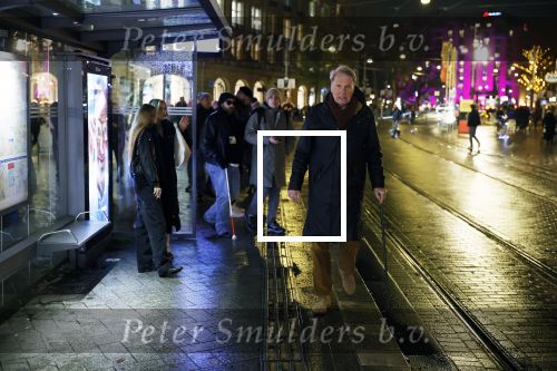 Amsterdam 18 november 2025
Adriaan v Dis met wandelstok in het centrum van Amsterdam wachtend op de tram.