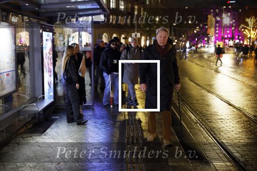 Amsterdam 18 november 2025
Adriaan v Dis met wandelstok in het centrum van Amsterdam wachtend op de tram.