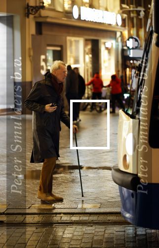 Amsterdam 18 november 2025
Adriaan v Dis met wandelstok in het centrum van Amsterdam wachtend op de tram.
