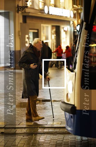 Amsterdam 18 november 2025
Adriaan v Dis met wandelstok in het centrum van Amsterdam wachtend op de tram.