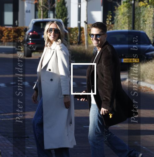 Wilnis 9 november 2025
Andre Hazes en zijn vriendin Noa Braaf vertrekken vanaf hun huis .