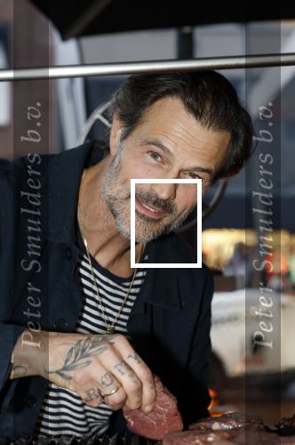 Hilversum 19 november 2025
Boekpresentatie boek Douwe Bob . Hij krijgt het eerste exeplaar uit handen van Arie Boomsma .
