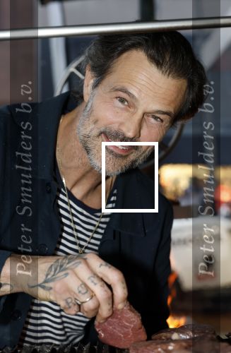 Hilversum 19 november 2025
Boekpresentatie boek Douwe Bob . Hij krijgt het eerste exeplaar uit handen van Arie Boomsma .