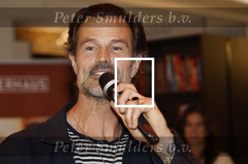 Hilversum 19 november 2025
Boekpresentatie boek Douwe Bob . Hij krijgt het eerste exeplaar uit handen van Arie Boomsma .