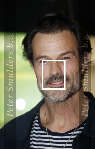 Hilversum 19 november 2025
Boekpresentatie boek Douwe Bob . Hij krijgt het eerste exeplaar uit handen van Arie Boomsma .