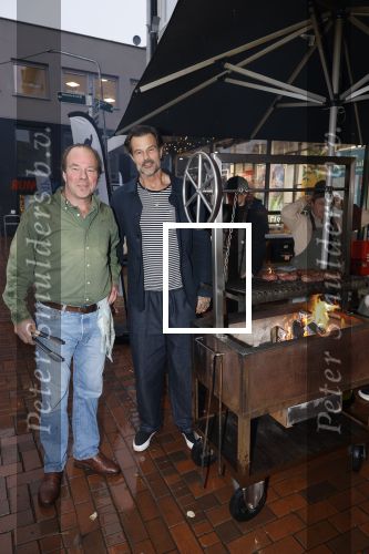 Hilversum 19 november 2025
Boekpresentatie boek Douwe Bob . Hij krijgt het eerste exeplaar uit handen van Arie Boomsma .