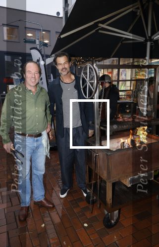 Hilversum 19 november 2025
Boekpresentatie boek Douwe Bob . Hij krijgt het eerste exeplaar uit handen van Arie Boomsma .