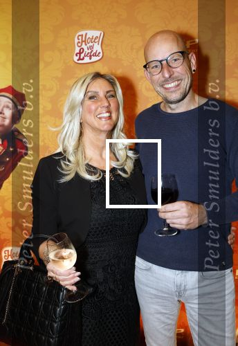 Amstelveen 176 november 2025
Premiere Hotel vol liefde in de schouwburg van Amstelveen . Arno Wilpe met een goede vriendin