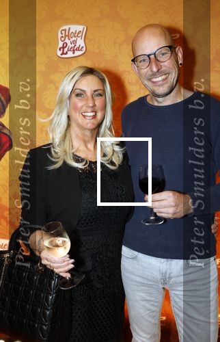 Amstelveen 176 november 2025
Premiere Hotel vol liefde in de schouwburg van Amstelveen . Arno Wilpe met een goede vriendin