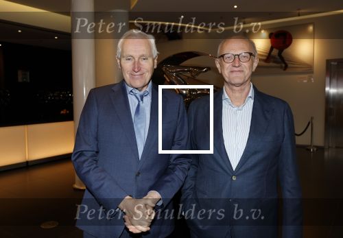 Amsterdam 26 oktober 2025
Boekpresentatie boek over 80 jaar het DeLaMar theater . Simone Kleinsma kreg uit handen van Janine v d Ende en Joop v d Ende het eerste exemplaar. Arthur Japin met partner