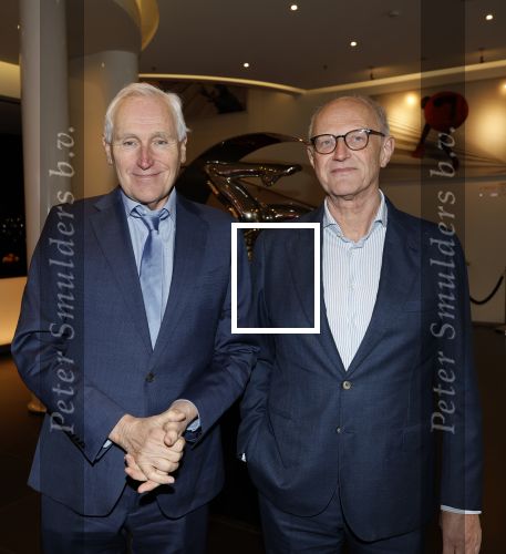 Amsterdam 26 oktober 2025
Boekpresentatie boek over 80 jaar het DeLaMar theater . Simone Kleinsma kreg uit handen van Janine v d Ende en Joop v d Ende het eerste exemplaar. Arthur Japin met partner